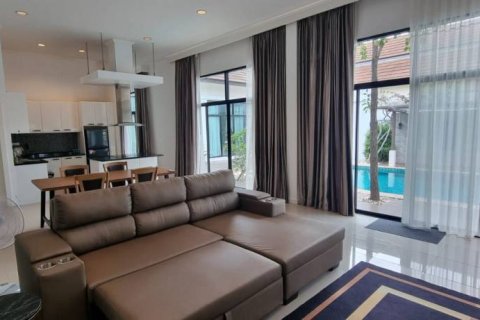 Chalet de 4 dormitorios en Pattaya, Tailandia № 154540 - foto 2