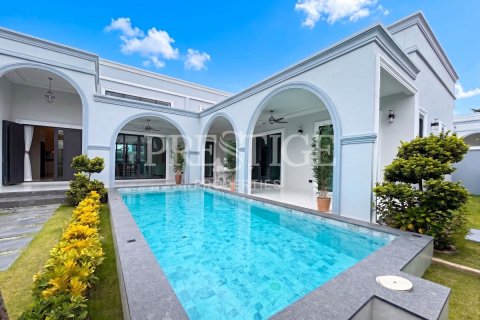Casa de 4 dormitorios en Pattaya, Tailandia № 220674