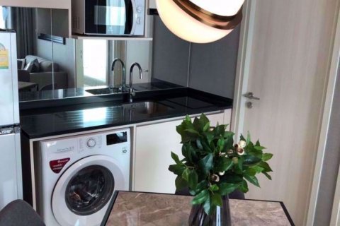 Condominio de 2 dormitorios en Huai Khwang, Bangkok, Tailandia № 47987 - foto 11