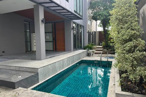 Casa de 5 dormitorios en Phra Khanong, Bangkok, Tailandia № 194555
