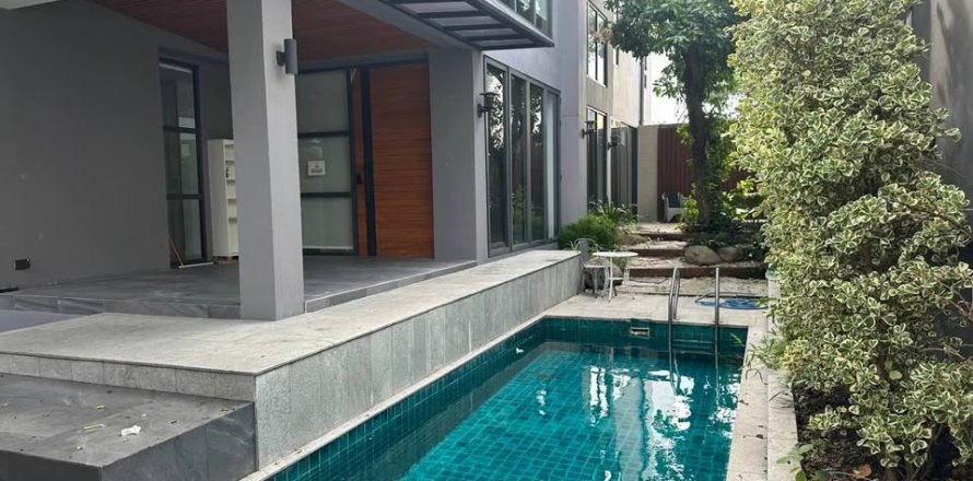 Casa de 5 dormitorios en Phra Khanong, Bangkok, Tailandia № 194555
