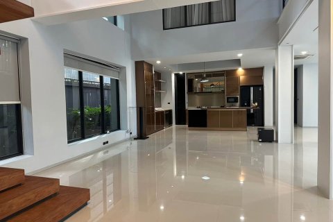 Casa de 5 dormitorios en Phra Khanong, Bangkok, Tailandia № 194555 - foto 3
