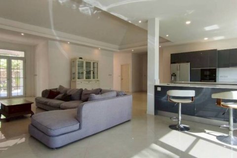 Chalet de 5 dormitorios en Pattaya, Tailandia № 157348 - foto 3