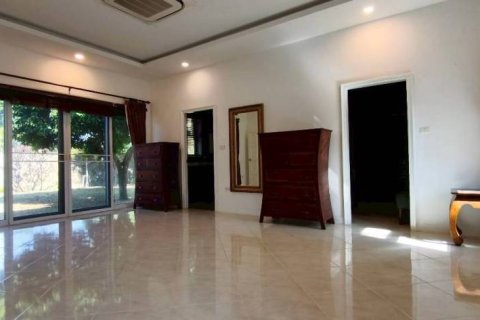 Chalet de 5 dormitorios en Pattaya, Tailandia № 157348 - foto 8