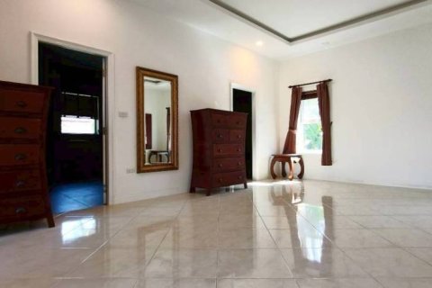 Chalet de 5 dormitorios en Pattaya, Tailandia № 157348 - foto 9