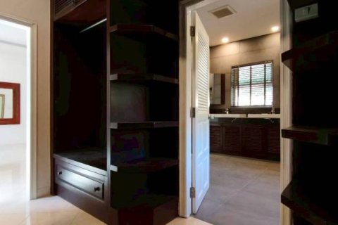 Chalet de 5 dormitorios en Pattaya, Tailandia № 157348 - foto 10
