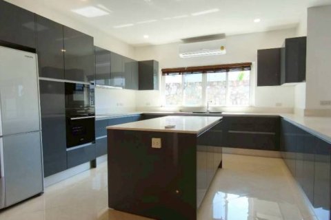 Chalet de 5 dormitorios en Pattaya, Tailandia № 157348 - foto 5