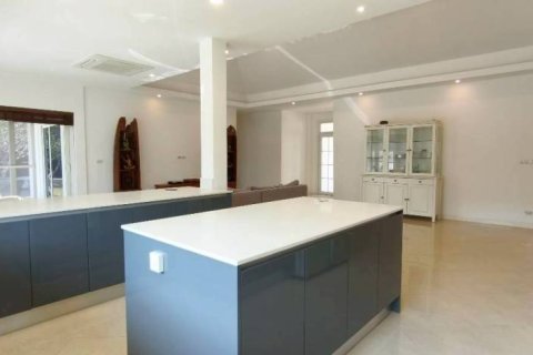 Chalet de 5 dormitorios en Pattaya, Tailandia № 157348 - foto 7