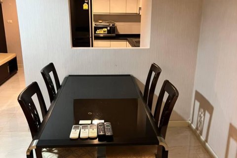 Condominio de 2 dormitorios en Khlong Toei, Bangkok, Tailandia № 137984 - foto 3