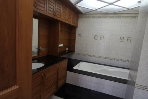 Condominio de 3 dormitorios en Bangkok, Tailandia № 143335 - foto 15
