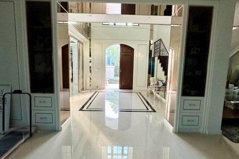 Chalet de 4 dormitorios en Bangkok, Tailandia № 133797 - foto 14