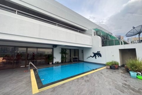 Condominio de 3 dormitorios en Watthana, Bangkok, Tailandia № 133798 - foto 11