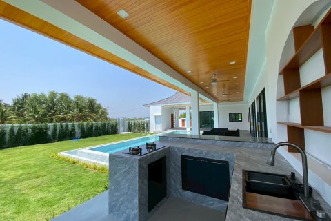 Chalet de 4 dormitorios en Hua Hin, Tailandia № 168364 - foto 7