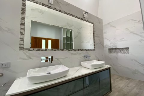 Chalet de 4 dormitorios en Hua Hin, Tailandia № 168364 - foto 17