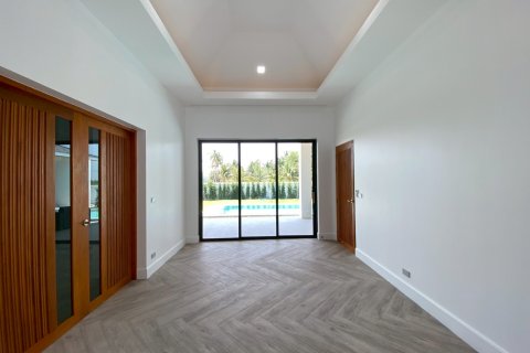 Chalet de 4 dormitorios en Hua Hin, Tailandia № 168364 - foto 14