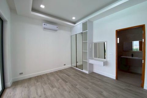 Chalet de 4 dormitorios en Hua Hin, Tailandia № 168364 - foto 19
