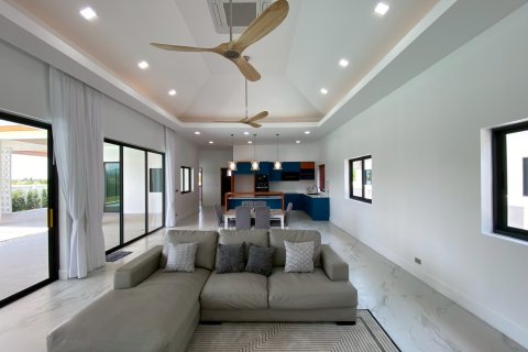 Chalet de 4 dormitorios en Hua Hin, Tailandia № 168364 - foto 8