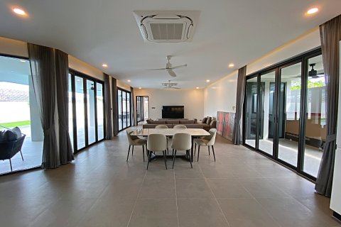 Chalet de 4 dormitorios en Hua Hin, Tailandia № 168397 - foto 14