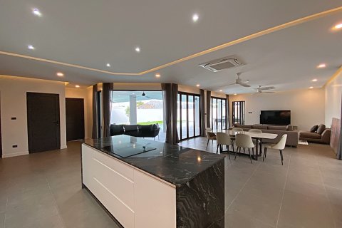 Chalet de 4 dormitorios en Hua Hin, Tailandia № 168397 - foto 11