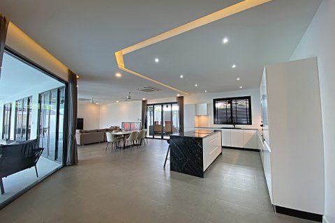 Chalet de 4 dormitorios en Hua Hin, Tailandia № 168397 - foto 8