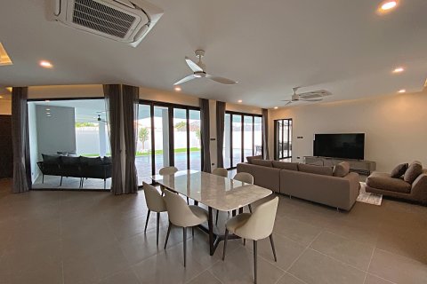 Chalet de 4 dormitorios en Hua Hin, Tailandia № 168397 - foto 12