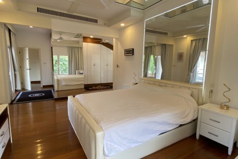 Chalet de 4 dormitorios en Pattaya, Tailandia № 140738 - foto 4