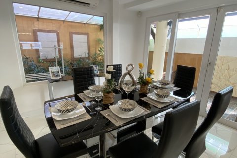Chalet de 4 dormitorios en Pattaya, Tailandia № 140738 - foto 8
