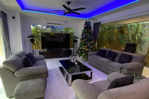 Chalet de 4 dormitorios en Pattaya, Tailandia № 140738 - foto 2