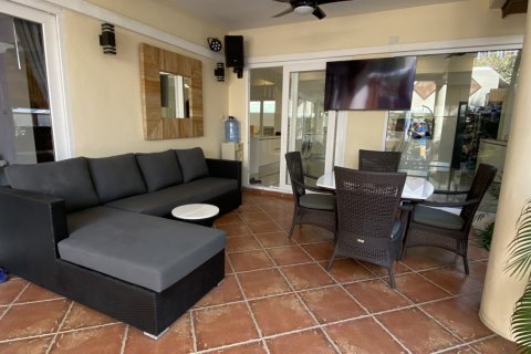 Chalet de 4 dormitorios en Pattaya, Tailandia № 140738 - foto 7