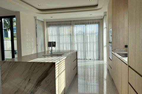 Casa de 4 dormitorios en Pattaya, Tailandia № 153808 - foto 6