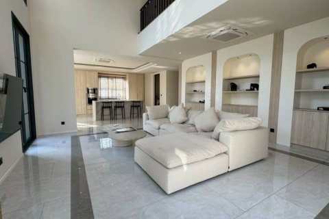 Casa de 4 dormitorios en Pattaya, Tailandia № 153808 - foto 3