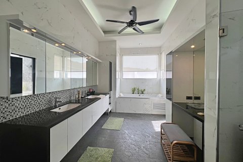 Chalet de 3 dormitorios en Hua Hin, Tailandia № 168401 - foto 29