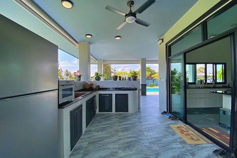 Chalet de 4 dormitorios en Pran Buri, Tailandia № 168403 - foto 11
