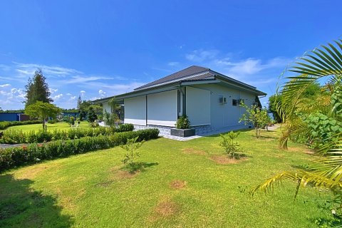 Chalet de 4 dormitorios en Pran Buri, Tailandia № 168403 - foto 4