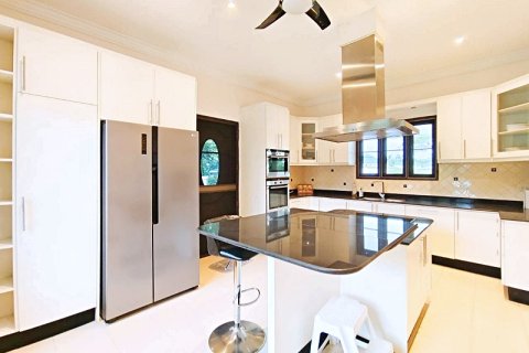 Chalet de 3 dormitorios en Cha-am, Tailandia № 168400 - foto 17