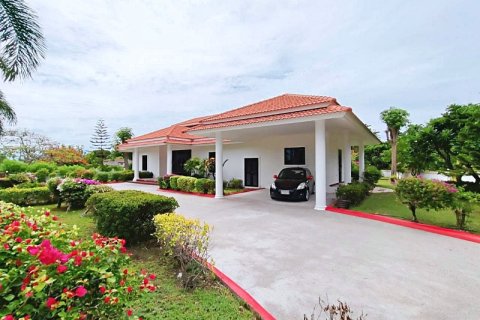 Chalet de 3 dormitorios en Cha-am, Tailandia № 168400 - foto 4