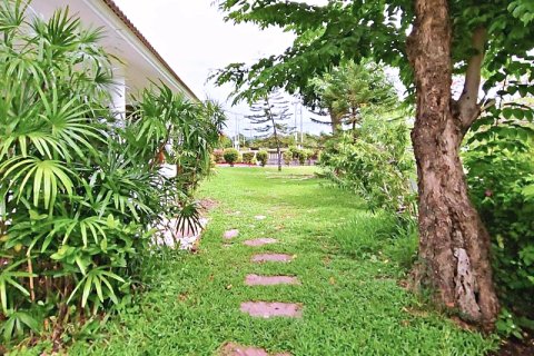 Chalet de 3 dormitorios en Cha-am, Tailandia № 168400 - foto 10