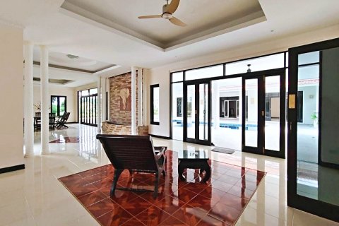 Chalet de 3 dormitorios en Cha-am, Tailandia № 168400 - foto 21