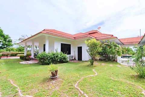 Chalet de 3 dormitorios en Cha-am, Tailandia № 168400 - foto 14