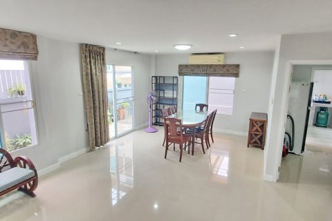 Casa de 4 dormitorios en Pattaya, Tailandia № 173391 - foto 4
