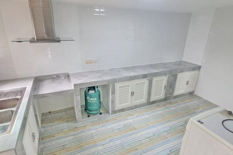 Casa de 4 dormitorios en Pattaya, Tailandia № 173391 - foto 12