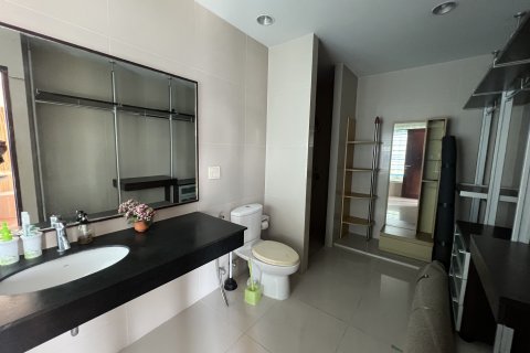 Condominio de 2 dormitorios en Watthana, Bangkok, Tailandia № 154700 - foto 15