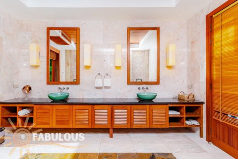 Chalet de 5 dormitorios en Bang Tao, Tailandia № 179422 - foto 4