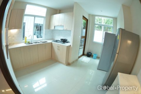 Casa de 7 dormitorios en Pattaya, Tailandia № 42293 - foto 2