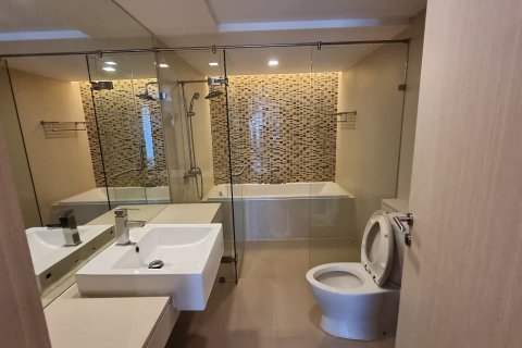 Condominio de 2 dormitorios en Watthana, Bangkok, Tailandia № 200771 - foto 4