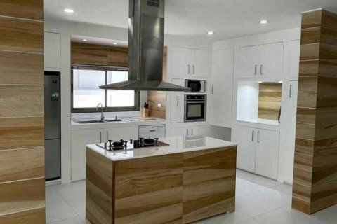 Chalet de 4 dormitorios en Kathu, Tailandia № 114138 - foto 8