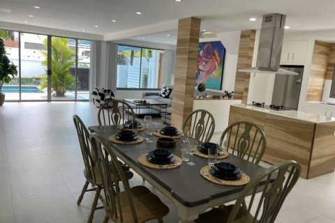 Chalet de 4 dormitorios en Kathu, Tailandia № 114138 - foto 7