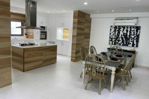 Chalet de 4 dormitorios en Kathu, Tailandia № 114138 - foto 5