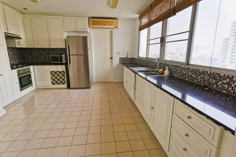 Condominio de 4 dormitorios en Bangkok, Tailandia № 181060 - foto 12