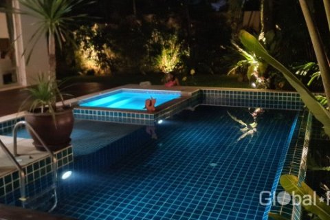 Casa de 4 dormitorios en Pattaya, Tailandia № 200265 - foto 6